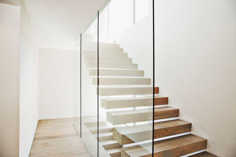 drewniane schody za szkłem